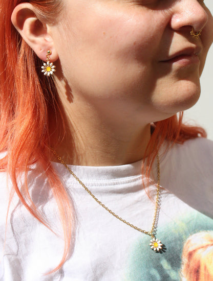 Enamel Daisy Pendant Necklace (Gold Plated)